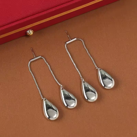 Elegant Silver Teardrop Earrings - Picture 4 of 4